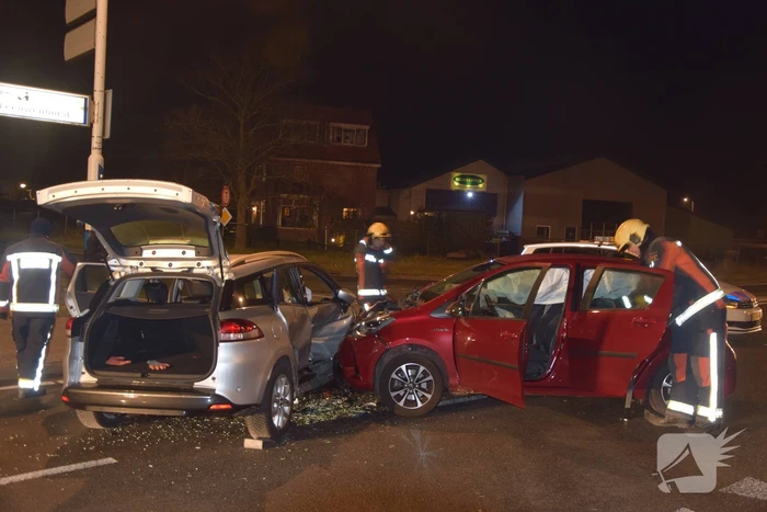 Forse schade na aanrijding tussen twee voertuigen