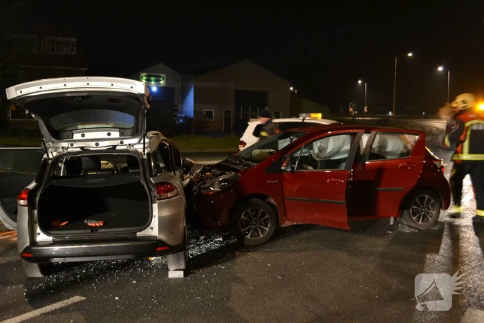 Forse schade na aanrijding tussen twee voertuigen