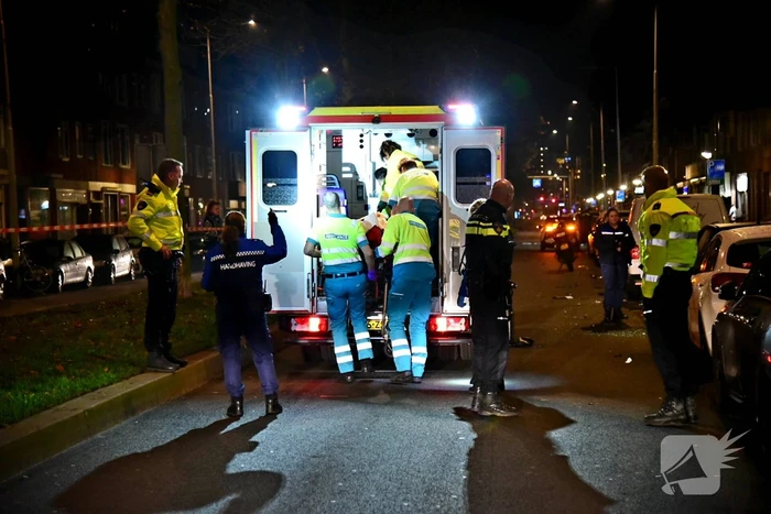Voetganger geschept door auto, slachtoffer zwaargewond