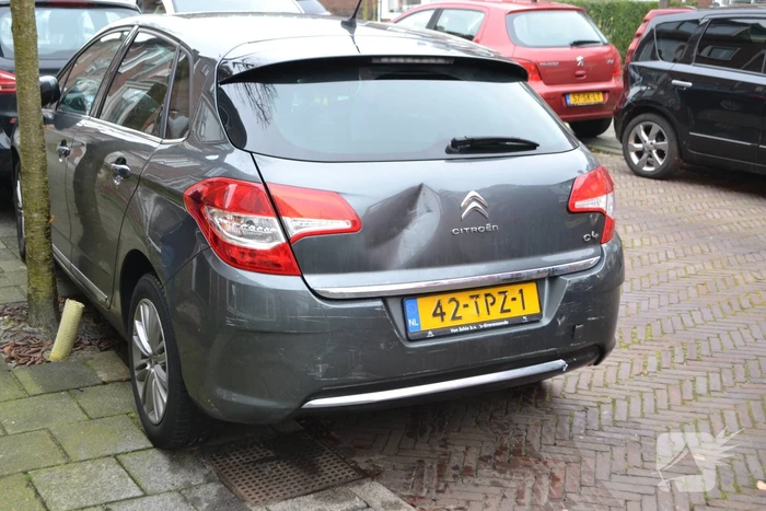 Auto botst tegen woning tijdens inparkeren