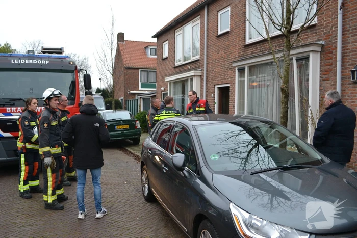 Auto botst tegen woning tijdens inparkeren