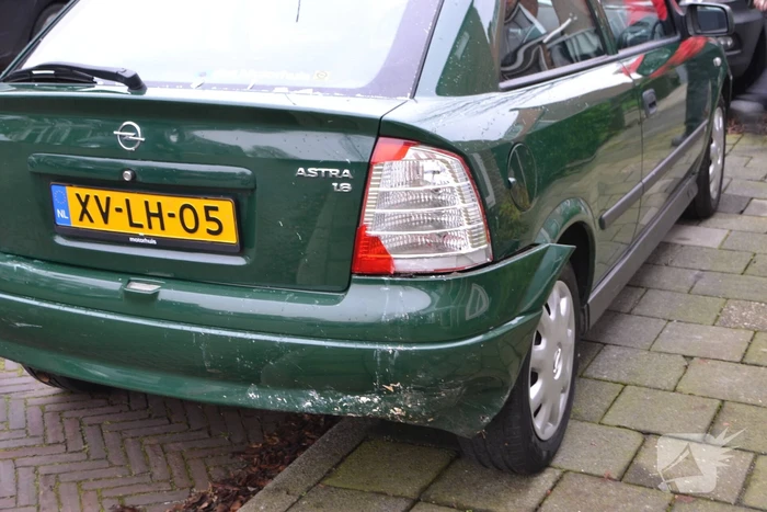 Auto botst tegen woning tijdens inparkeren