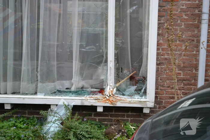 Auto botst tegen woning tijdens inparkeren