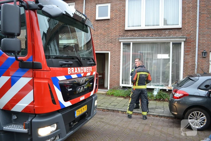 Auto botst tegen woning tijdens inparkeren