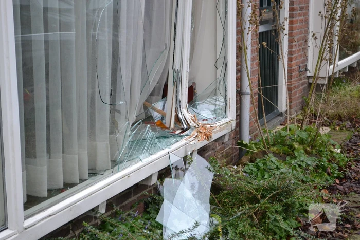 Auto botst tegen woning tijdens inparkeren