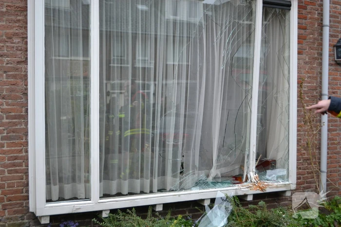 Auto botst tegen woning tijdens inparkeren