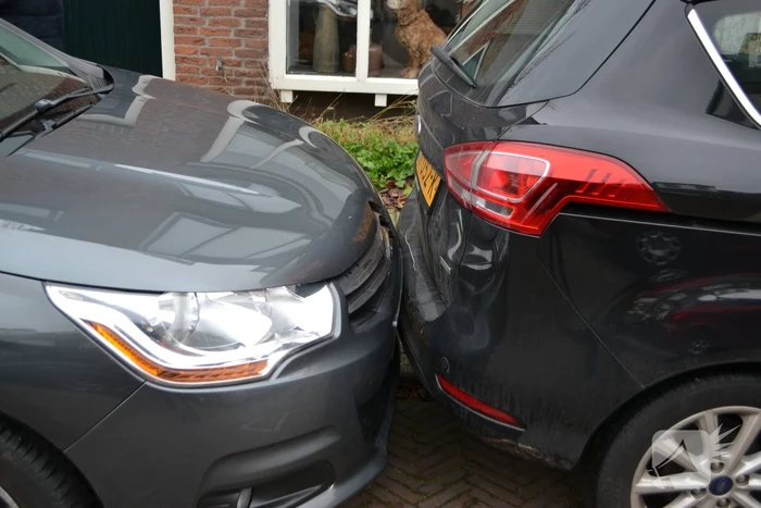Auto botst tegen woning tijdens inparkeren