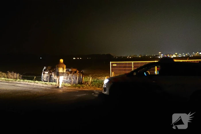 Auto vliegt uit de bocht en belandt in sloot