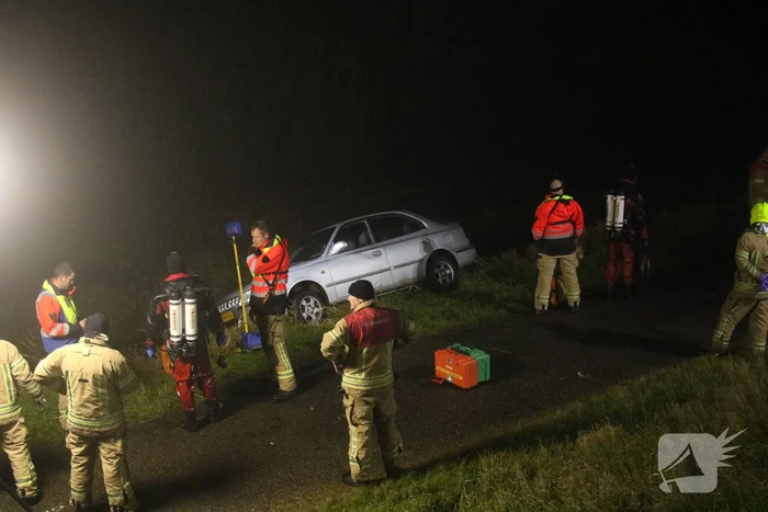 Auto raakt van dijk, brandweer doorzoekt sloot
