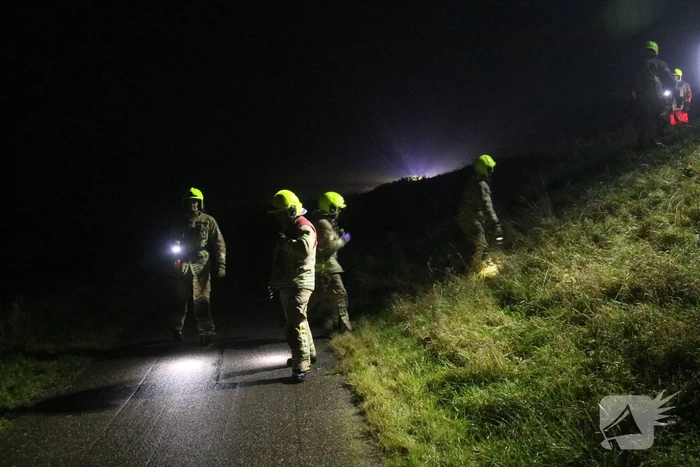 Auto raakt van dijk, brandweer doorzoekt sloot