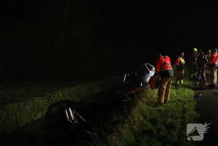 Auto raakt van dijk, brandweer doorzoekt sloot