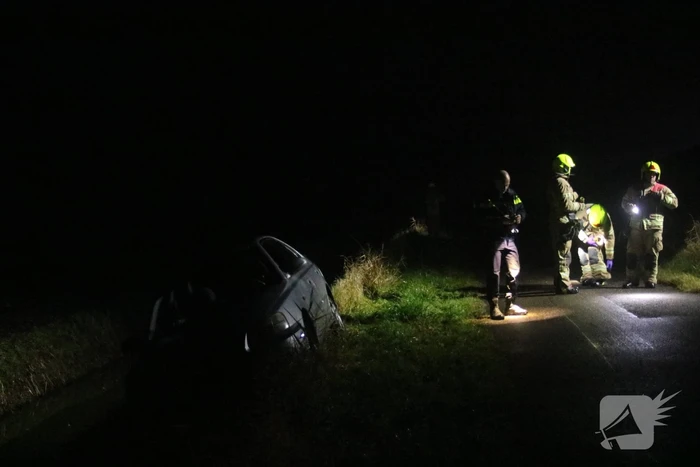Auto raakt van dijk, brandweer doorzoekt sloot