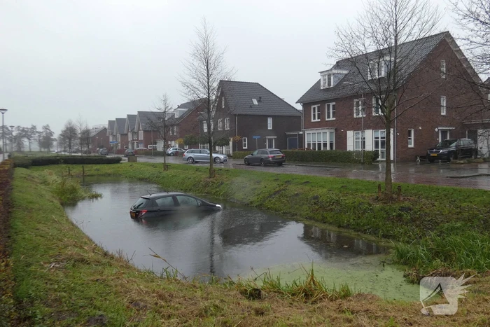 Auto achteruit de sloot in
