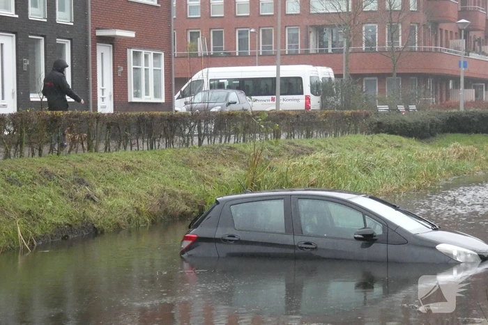 Auto achteruit de sloot in