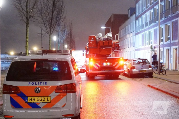 Vrouw valt tussen wal en schip