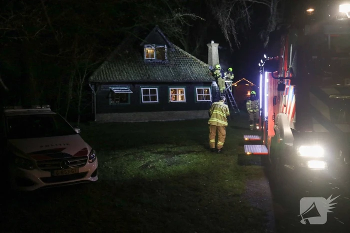 Brandweer druk met brand in schoorsteen