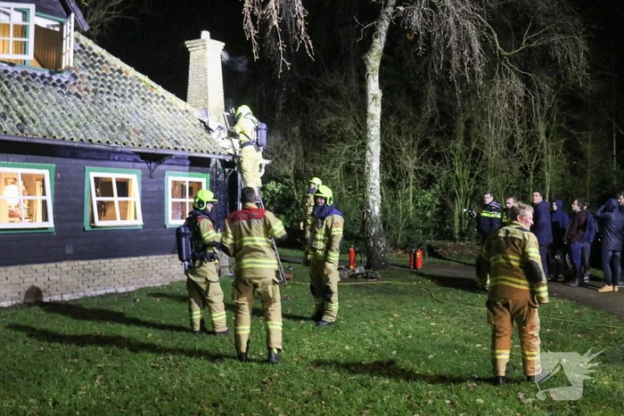 Brandweer druk met brand in schoorsteen