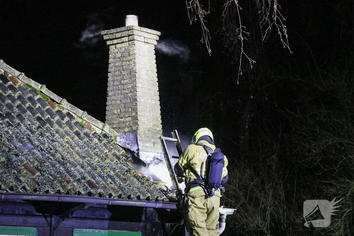 Brandweer druk met brand in schoorsteen