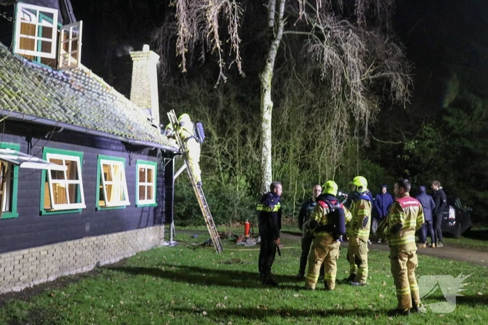 Brandweer druk met brand in schoorsteen