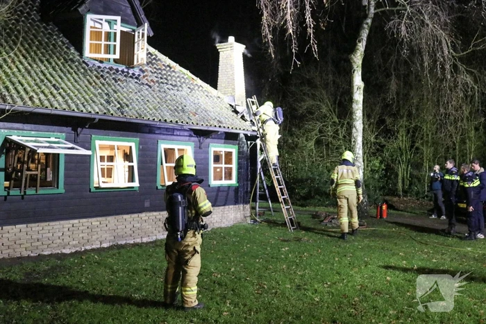 Brandweer druk met brand in schoorsteen