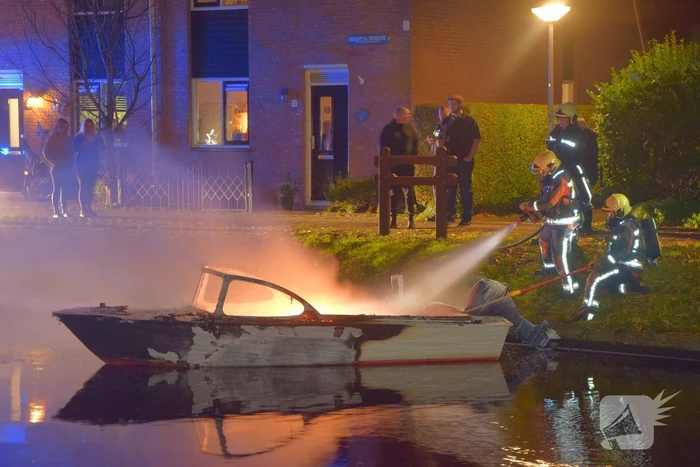 Plezierboot verwoest door brand
