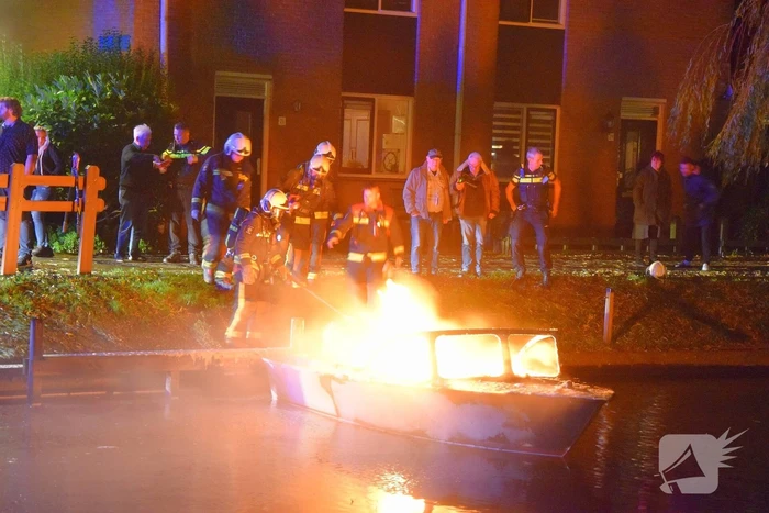 Plezierboot verwoest door brand