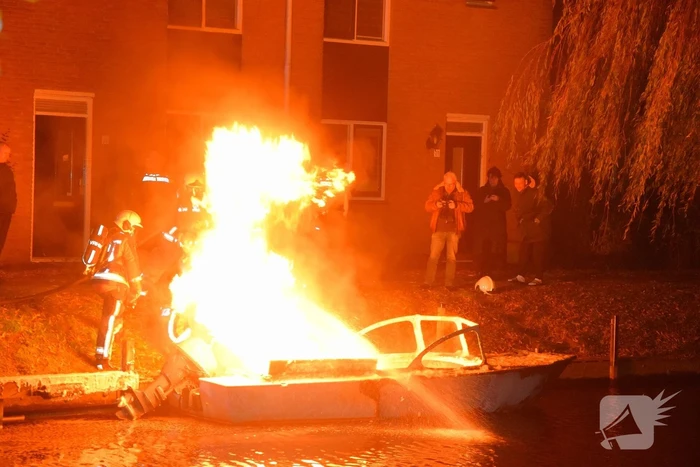 Plezierboot verwoest door brand