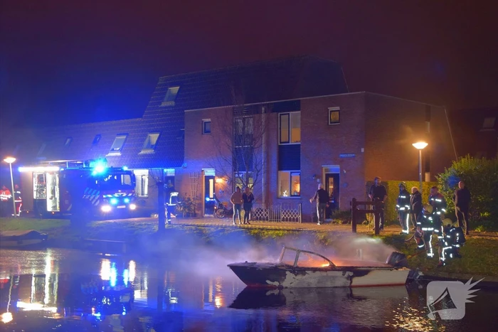 Plezierboot verwoest door brand