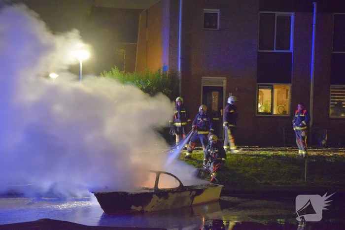 Plezierboot verwoest door brand