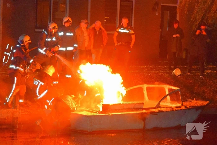 Plezierboot verwoest door brand