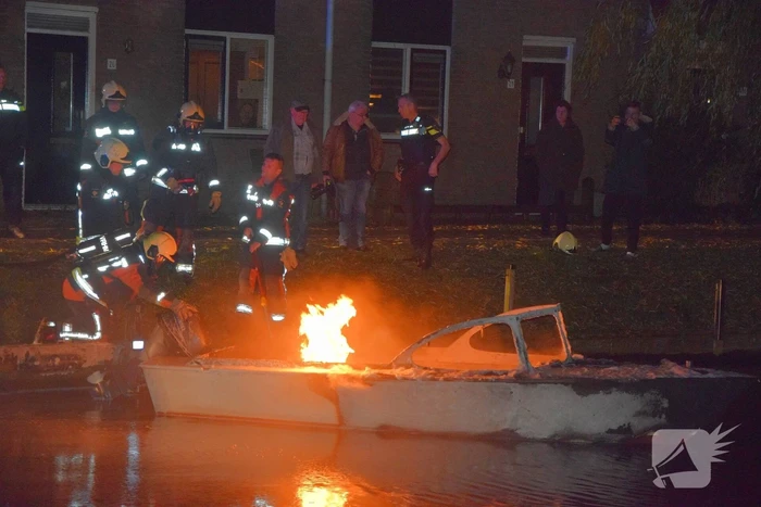 Plezierboot verwoest door brand