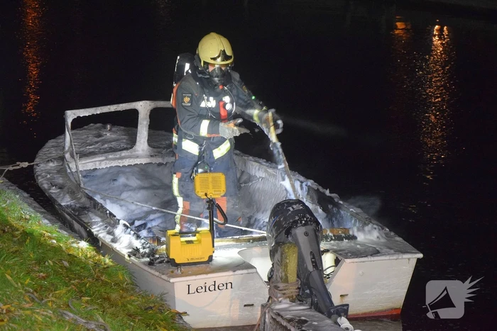 Plezierboot verwoest door brand