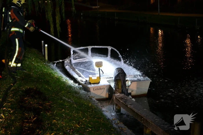 Plezierboot verwoest door brand