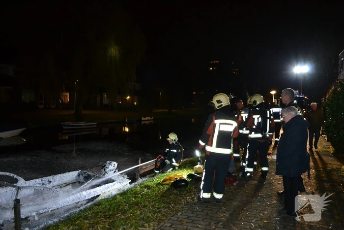 Plezierboot verwoest door brand
