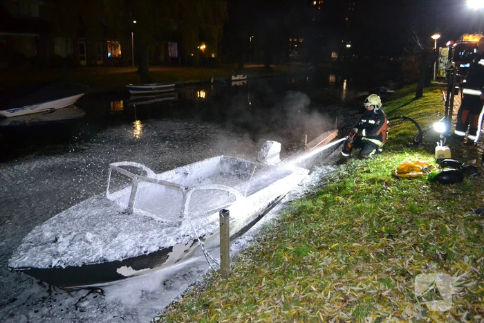 Plezierboot verwoest door brand