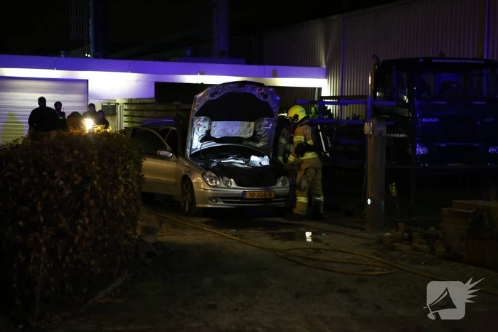 Kleine brand in geparkeerde auto