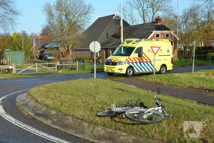 Overstekende fietsster aangereden door auto