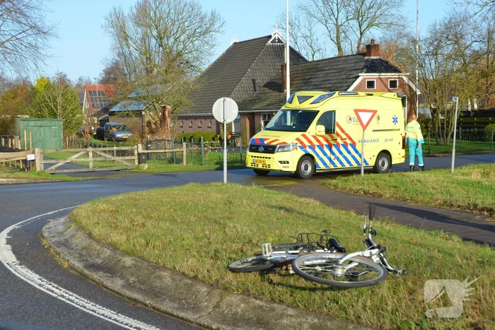 Overstekende fietsster aangereden door auto