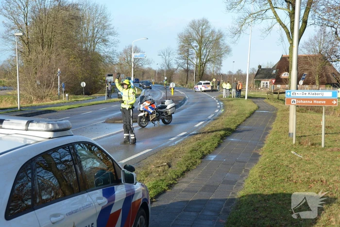 Overstekende fietsster aangereden door auto