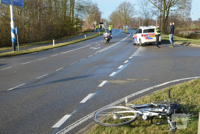 Overstekende fietsster aangereden door auto