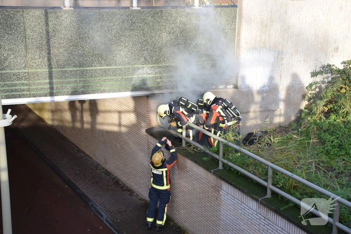 Brand in afval onder spoorviaduct