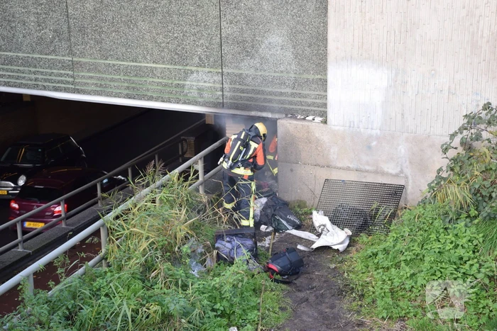 Brand in afval onder spoorviaduct