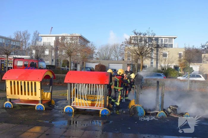 Huilende kids door in brand gestoken speeltrein Monkie Hokkie