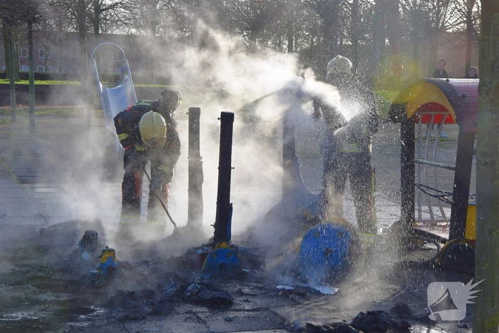 Huilende kids door in brand gestoken speeltrein Monkie Hokkie