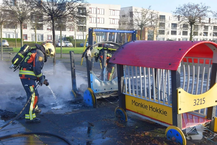 Huilende kids door in brand gestoken speeltrein Monkie Hokkie