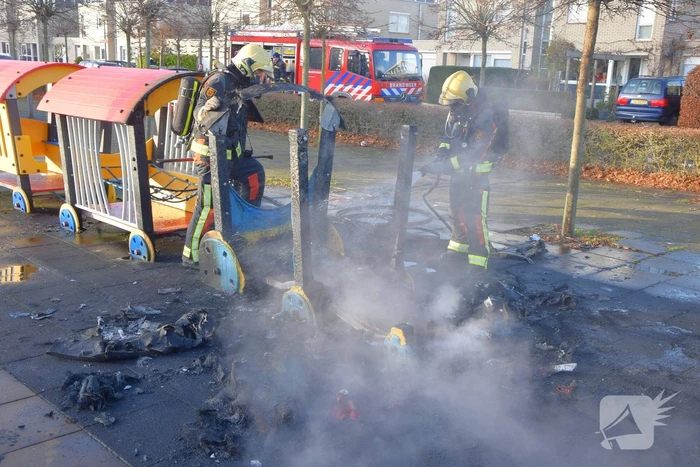 Huilende kids door in brand gestoken speeltrein Monkie Hokkie
