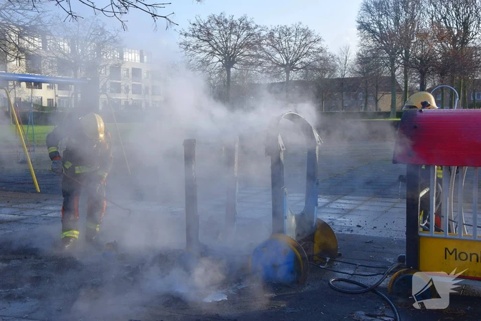 Huilende kids door in brand gestoken speeltrein Monkie Hokkie