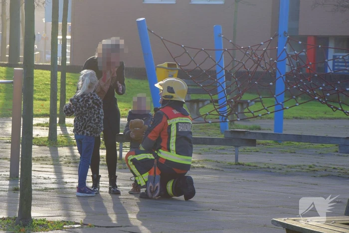 Huilende kids door in brand gestoken speeltrein Monkie Hokkie