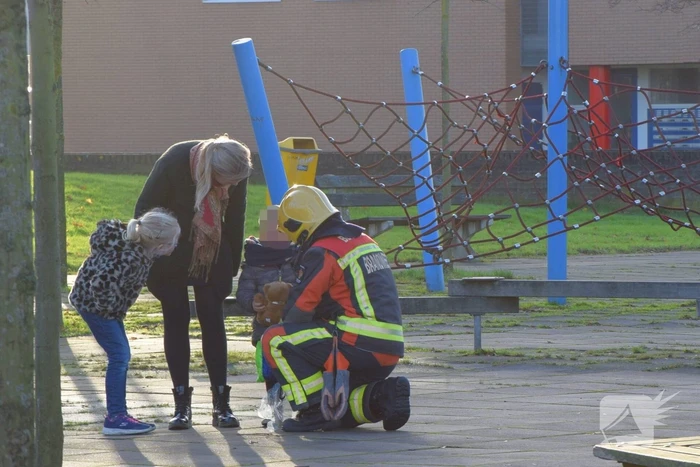 Huilende kids door in brand gestoken speeltrein Monkie Hokkie