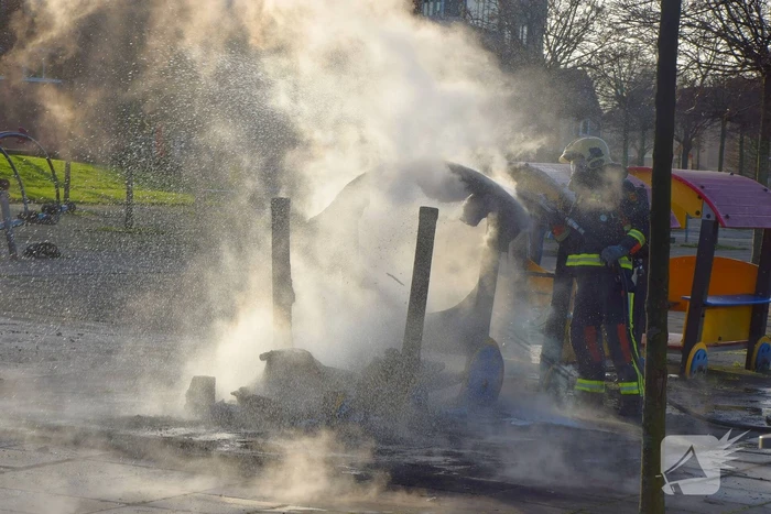 Huilende kids door in brand gestoken speeltrein Monkie Hokkie